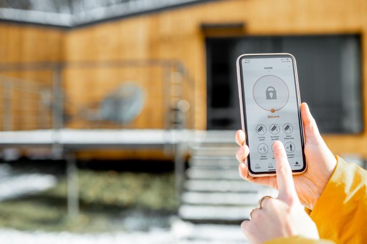 smart home controlling home security from a mobile device